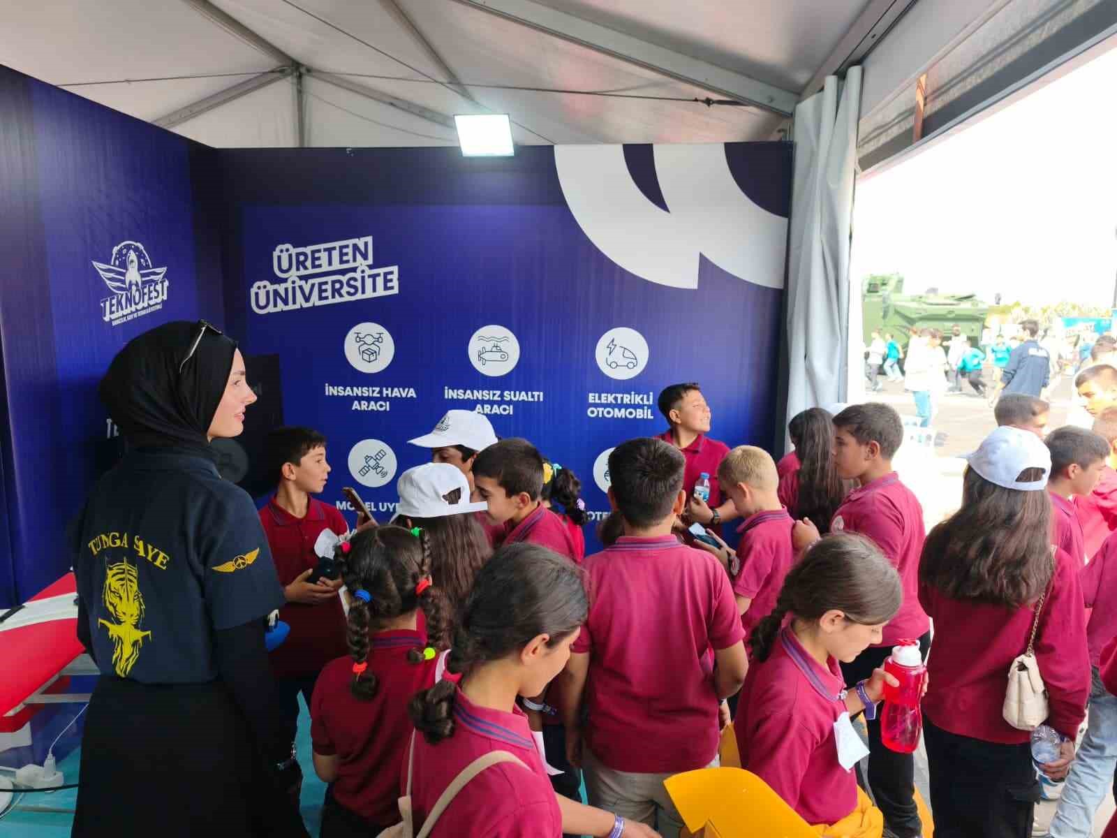 BARTIN ÜNİVERSİTESİ (BARÜ), BU YIL ŞANLIURFA'DA DÜZENLENEN TEKNOFEST 2026’DA BİLİM VE TEKNOLOJİ ALANINDAKİ ÇALIŞMALARINI TANITIRKEN ÖĞRENCİLERİNİN GELİŞTİRDİĞİ PROJELERİ DE ZİYARETÇİLERLE BULUŞTURUYOR.