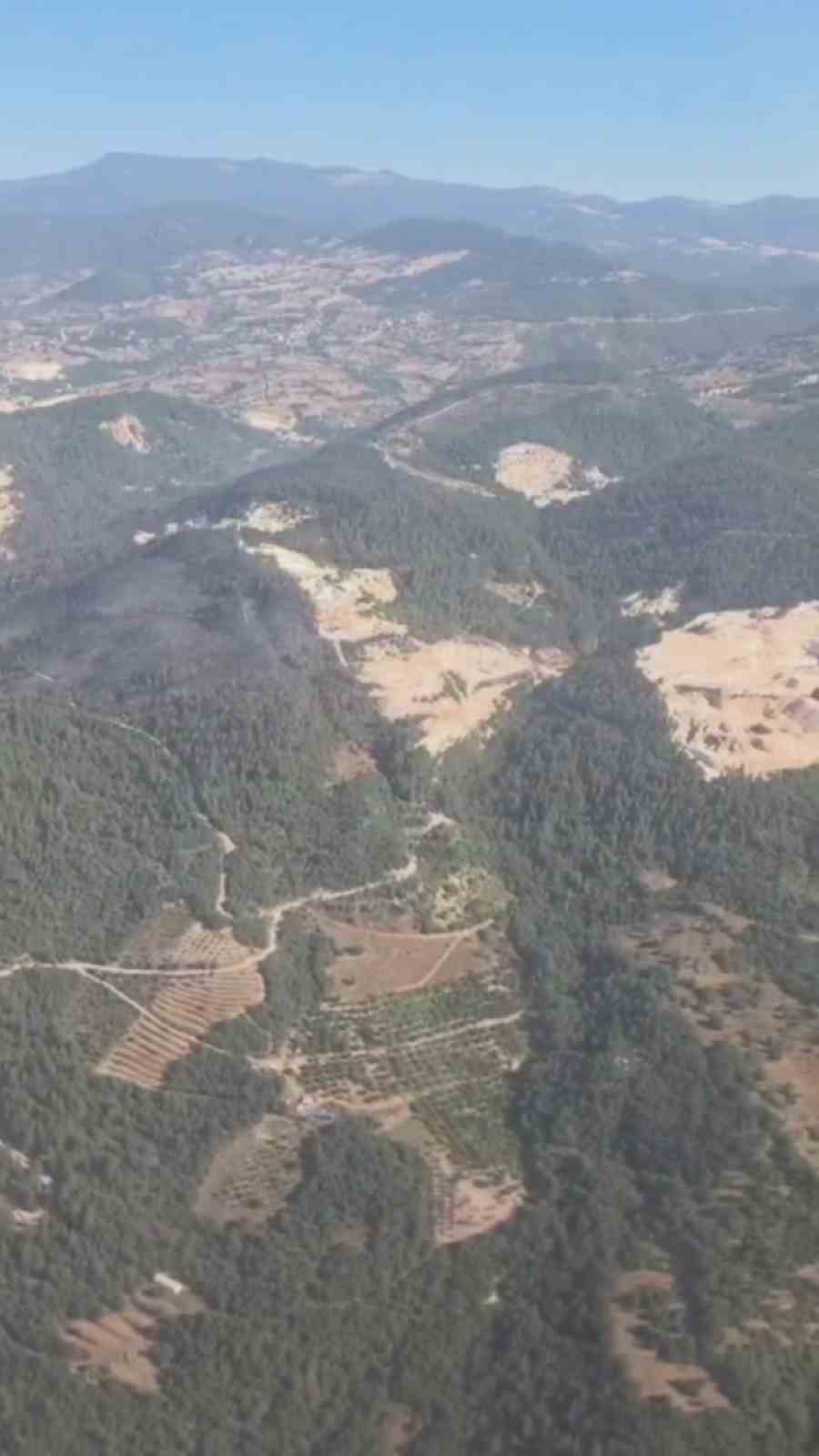 BALIKESİR’İN SINDIRGI İLÇESİNDE ORMAN DIŞI ALANDA BAŞLAYAN YANGIN, EKİPLERİN YOĞUN MÜDAHALESİ SONUCU KONTROL ALTINA ALINDI. BÖLGEDE SOĞUTMA ÇALIŞMALARI ARALIKSIZ SÜRDÜRÜLÜYOR.