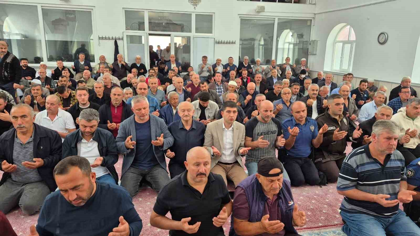 SAMSUN’UN ALAÇAM İLÇESİNDE AHİLİK HAFTASI ETKİNLİKLERİ KAPSAMINDA SANAYİ SİTESİ FETHİ KAYA CAMİSİ’NDE CUMA NAMAZI ÖNCESİ PROGRAM DÜZENLENDİ. PROGRAMIN ARDINDAN SANAYİ ESNAFI VE CAMİ CEMAATİNE ETLİ PİLAV, DONDURMA VE AYRAN İKRAM EDİLDİ.