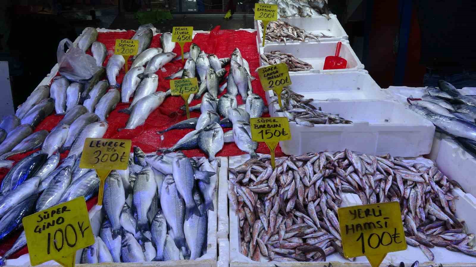 SAMSUN’DA KİLOLUK PALAMUTLARIN ADEDİ 90 TL’DEN SATILIYOR. VATANDAŞLAR UCUZ BALIK ALMAK İÇİN BİRBİRİYLE YARIŞIRKEN, BALIK SATICILARI İSE ALIŞVERİŞİN YOĞUNLUĞU NEDENİYLE DİNLENMEYE FIRSAT BULAMIYOR.