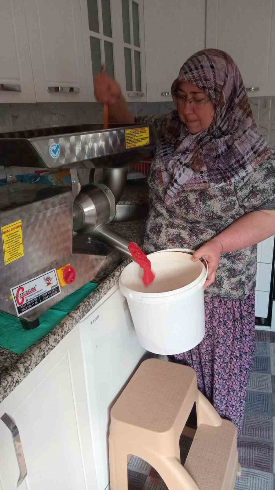 UZUNKÖPRÜ’DE KADINLARA SALÇA MAKİNESİ DESTEĞİ
