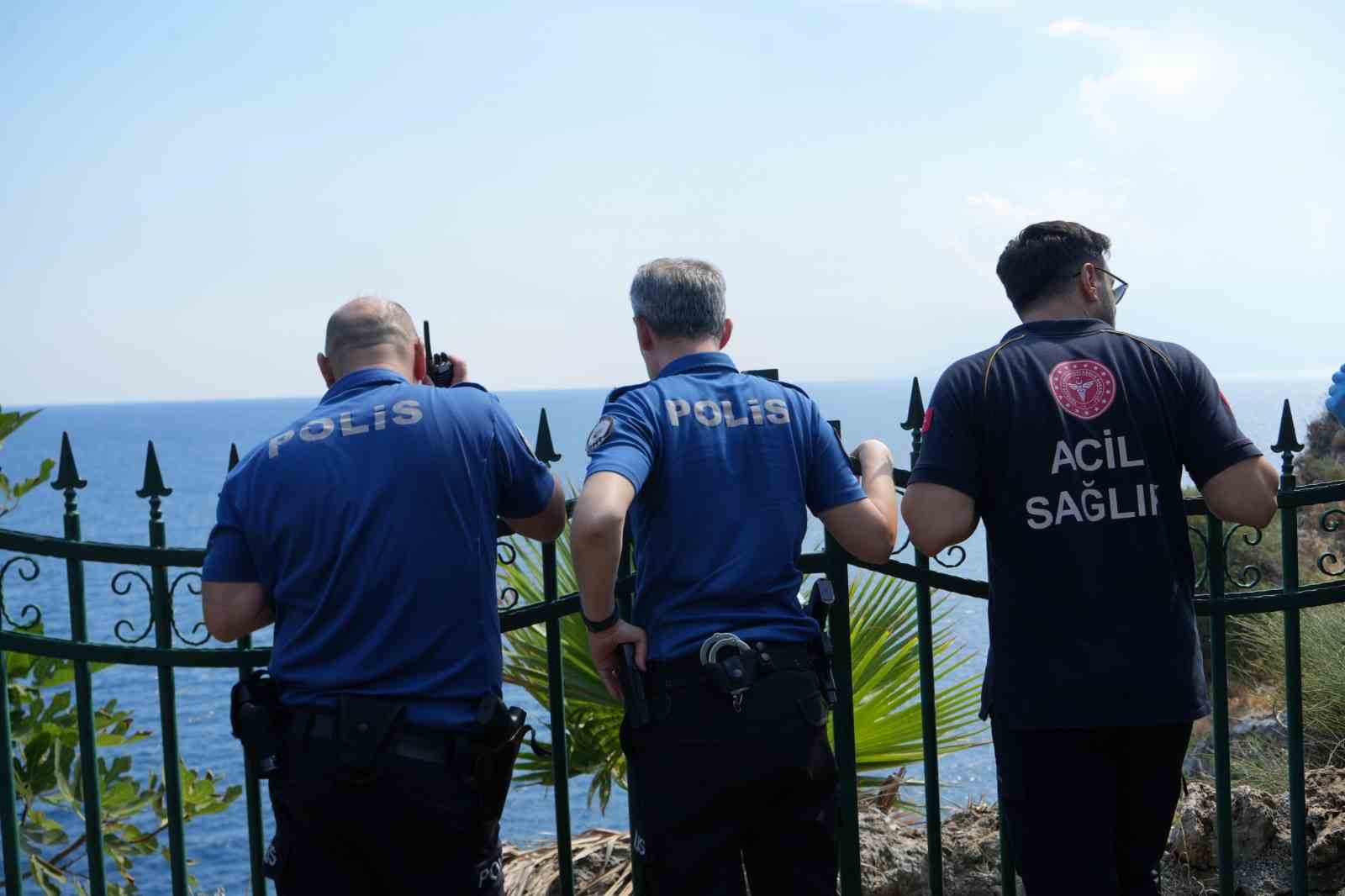 ANTALYA'DA FALEZLERİN ORTA NOKTASINDAKİ KAYALIKLARDA BİR ŞAHSIN MAHSUR KALDIĞI İHBARI POLİS EKİPLERİNİ ALARMA GEÇİRDİ.