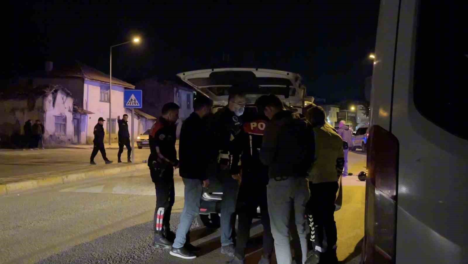 ‘DUR’ İHTARINA UYMAYAN MOTOSİKLETLİ POLİS MEMURUNA ÇARPTI