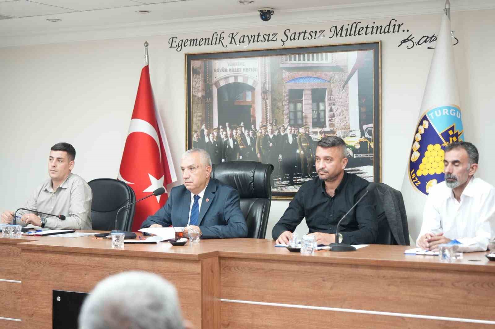 TURGUTLU BELEDİYESİ EKİM AYI MECLİS TOPLANTISI, BAŞKAN VEKİLİ HÜSEYİN MALİZ BAŞKANLIĞINDA GERÇEKLEŞTİRİLDİ. TOPLANTIDA 11 GÜNDEM MADDESİ GÖRÜŞÜLEREK KARARA BAĞLANIRKEN, 2027 YILI PERFORMANS PROGRAMI İLE BELEDİYEYE AİT KAMYON GARAJININ MANİSA BÜYÜKŞEHİR BELEDİYESİNE BEDELSİZ DEVRİ OY ÇOKLUĞUYLA KABUL EDİLDİ.