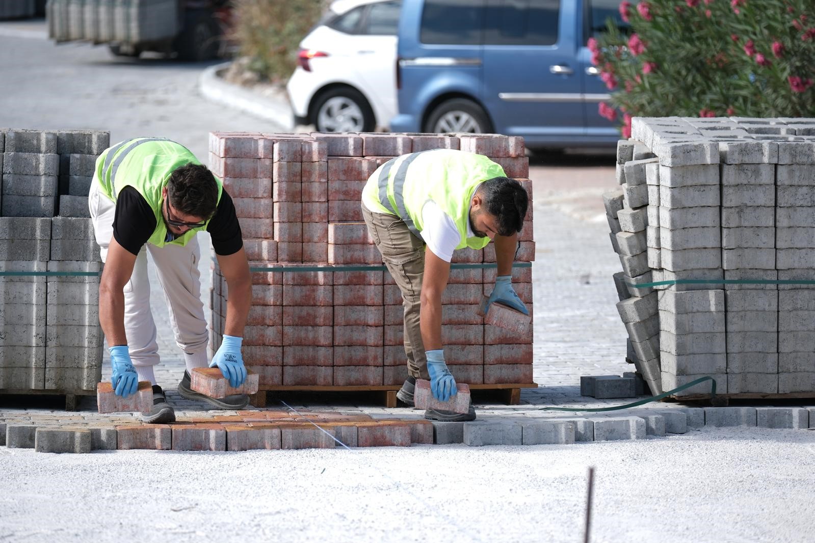 BODRUM BELEDİYESİ, KENT GENELİNDE UYGUN CADDE VE SOKAKLARDA BETON KİLİT PARKE TAŞI İLE YOL YAPIM ÇALIŞMALARINA DEVAM EDİYOR.