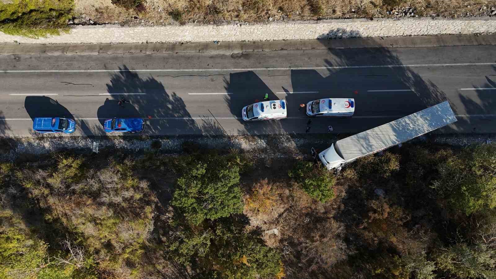 EDİRNE’DE HAMZABEYLİ SINIR KAPISI YOLUNDA TIR İLE KAMYONETİN ÇARPIŞMASI SONUCU MEYDANA GELEN KAZADA 4 KİŞİ YARALANDI.