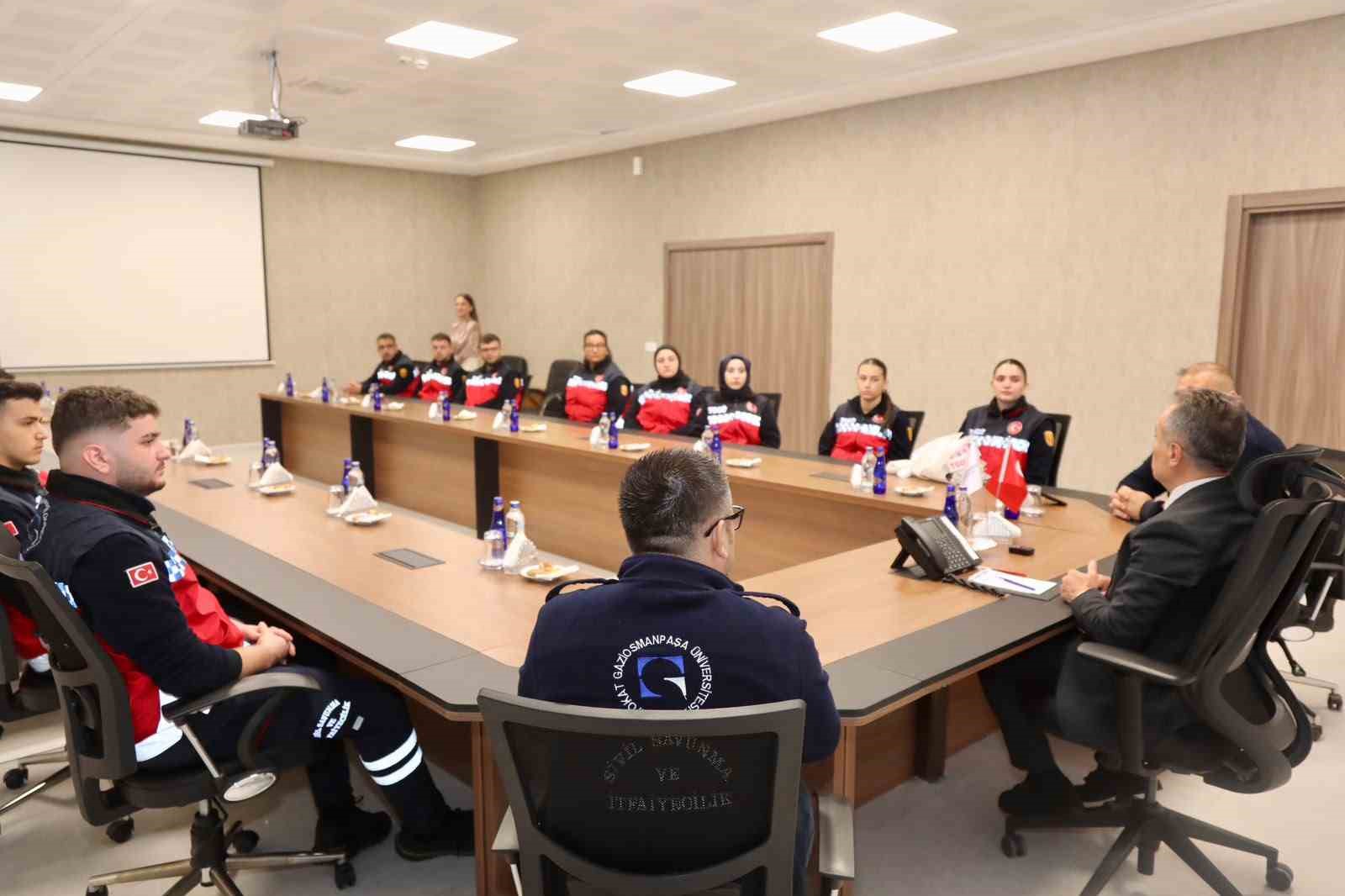 TOKAT GAZİOSMANPAŞA ÜNİVERSİTESİ (TOGÜ) SİVİL SAVUNMA VE İTFAİYECİLİK PROGRAMI ÖĞRENCİLERİ VE AKADEMİSYENLERİ, YANGINDAN KORUNMA VE İTFAİYECİLİK HAFTASI DOLAYISIYLA REKTÖR PROF. DR. FATİH YILMAZ’I ZİYARET ETTİ.
