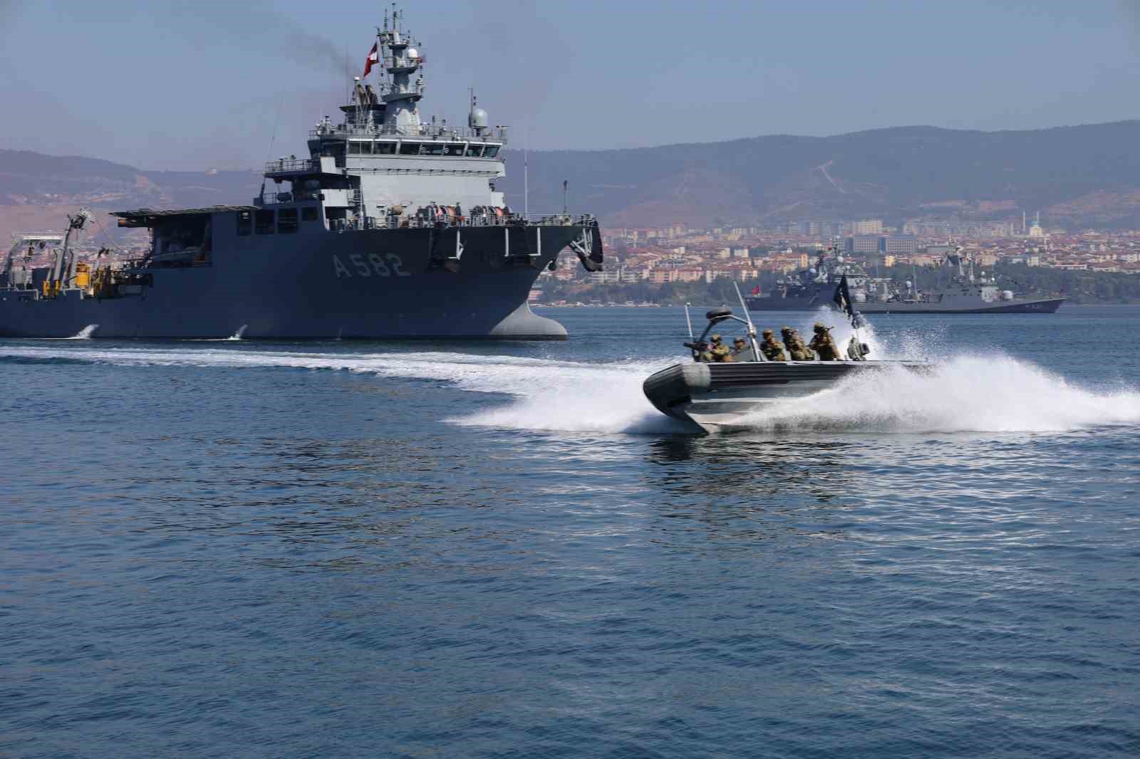 KOCAELİ'DE DÜZENLENEN TEKNOFEST MAVİ VATAN'DA SAT VE SAS KOMANDOLARININ GERÇEKLEŞTİRDİĞİ REHİNE KURTARMA OPERASYONU İLGİYLE İZLENDİ.