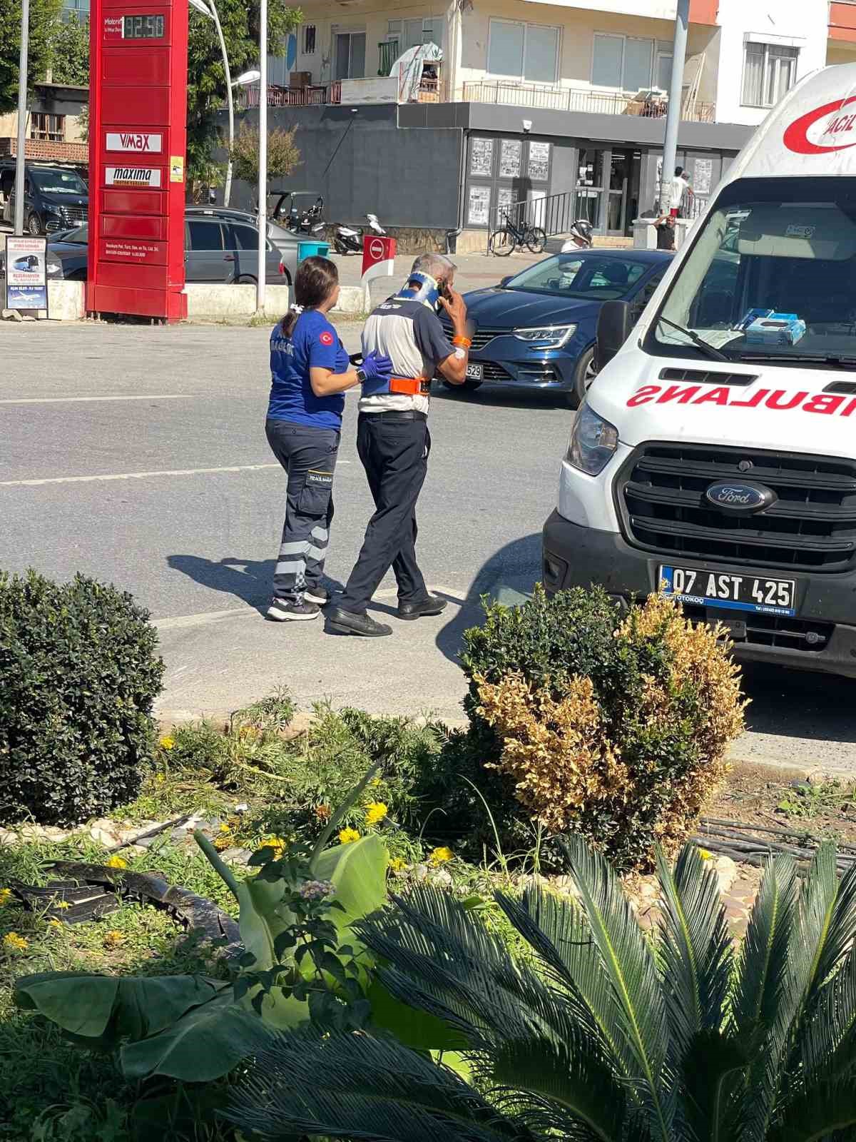 YARALILAR SAĞLIK EKİPLERİNİN OLAY YERİNDEKİ İLK MÜDAHALESİNİN ARDINDAN HASTANEYE KALDIRILDI.
