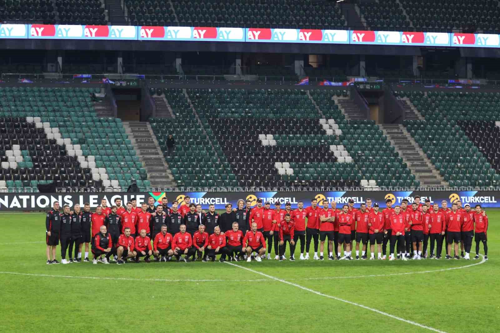 A MİLLİ FUTBOL TAKIMI, UEFA ULUSLAR A LİGİ 1. GRUP İLK MAÇINDA YARIN FRANSA İLE OYNAYACAĞI MAÇ ÖNCESİ KOCAELİ STADYUMU'NDA YÜRÜYÜŞ YAPTI.