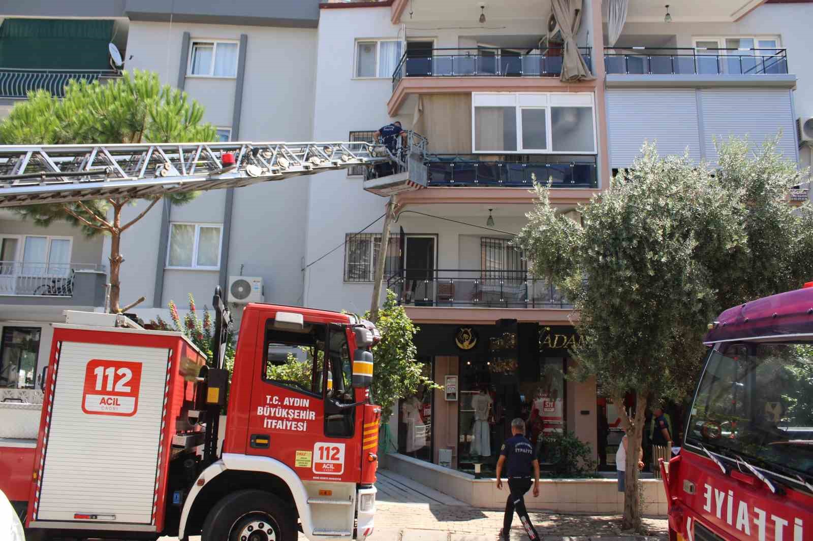 AYDIN'IN EFELER İLÇESİNDE KENDİSİNDEN HABER ALINAMAYAN 76 YAŞINDAKİ ELİF BEYAZKÖSE, İTFAİYE EKİPLERİNİN BALKONDAN GİRDİĞİ EVİNDE ÖLÜ OLARAK BULUNDU.