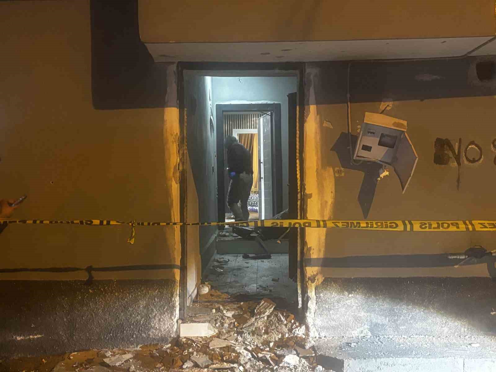 ADANA'DA BİR EVE, MOTOSİKLETLE GELEN KİMLİĞİ BELİRSİZ 2 KİŞİ TARAFINDAN EL YAPIMI PATLAYICI ATILDI. PATLAMADA YARALANAN OLMAZKEN EVDE GENİŞ ÇAPLI HASAR MEYDANA GELDİ. POLİS, SALDIRGANLARI YAKALAMAK İÇİN ÇALIŞMA BAŞLATTI.