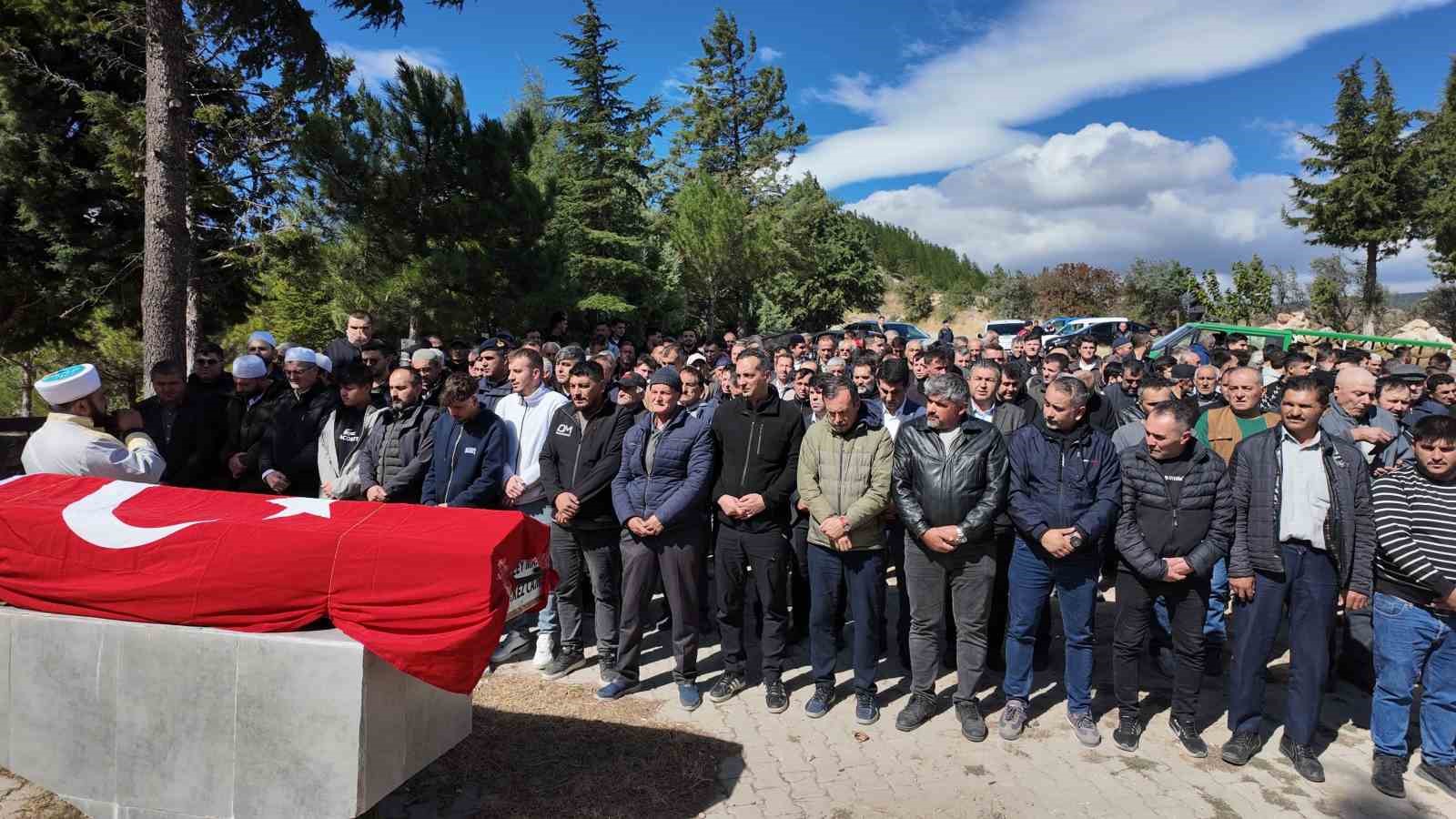 MANİSA'NIN SOMA İLÇESİNDEKİ ÖZEL BİR MADEN OCAĞINDA MEYDANA GELEN GÖÇÜKTEHAYATINI KAYBEDEN 5 İŞÇİDEN BİRİ OLAN GEDİZLİ MADENCİ, MEMLEKETİ KÜTAHYA'NIN GEDİZ İLÇESİNE BAĞLI GÖKLER BELDESİNDE GÖZYAŞLARIYLA TOPRAĞA VERİLDİ.