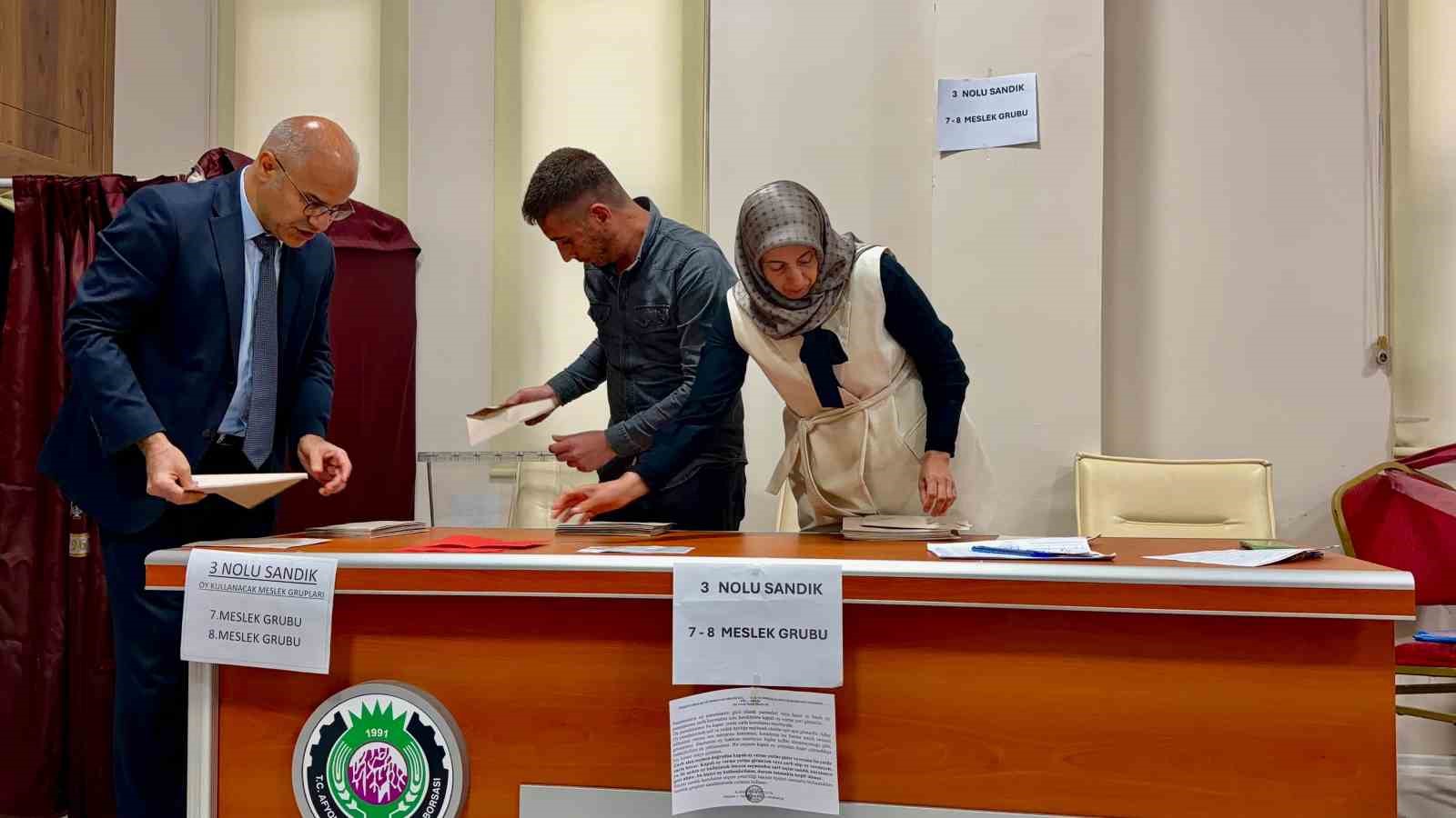 AFYONKARAHİSAR TİCARET BORSASI'NIN (ATB) GERÇEKLEŞTİRİLEN   SEÇİMLİ OLAĞAN GENEL KURULU SONRASI MEVCUT BAŞKAN MEHMET MÜHSÜRLER VE YÖNETİMİ 8 KOMİTEDEN 5'Nİ KAZANARAK GÜVEN TAZELEDİ