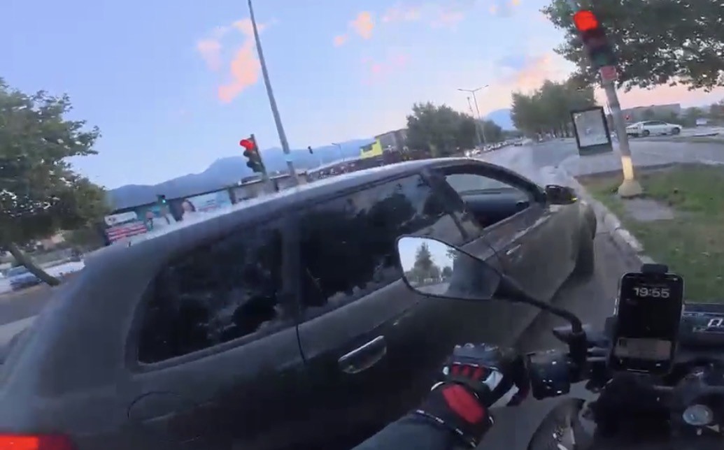 DENİZLİ'DE SEYİR HALİNDEYKEN TARTIŞTIĞI MOTOSİKLET SÜRÜCÜSÜNÜN ÖNÜNÜ OTOMOBİLİYLE KESEN SÜRÜCÜ, ARACINDAN İNDİKTEN SONRA MOTOSİKLETLİYE SALDIRDI. OLAYIN ARDINDAN SÜRÜCÜYE 180 BİN TL İDARİ PARA CEZASI UYGULANDI.
