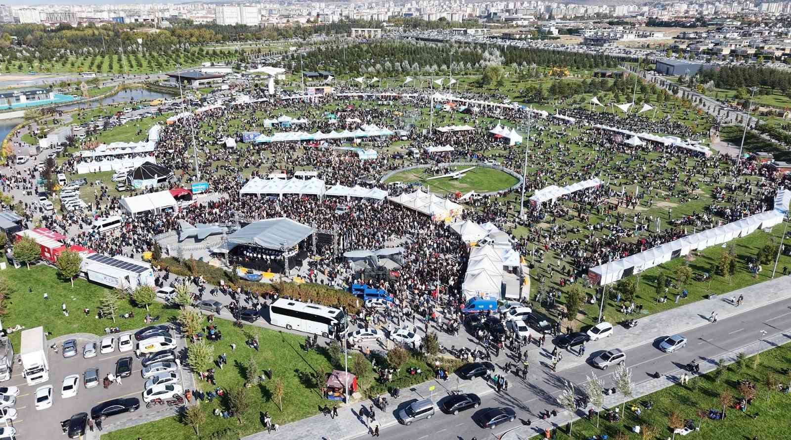 KAYSERİ BÜYÜKŞEHİR BELEDİYESİ İLE TÜBİTAK İŞ BİRLİĞİNDE, KAYSERİ BİLİM MERKEZİ ÖNCÜLÜĞÜNDE DÜZENLENEN KAYSERİ 8. BİLİM FESTİVALİ, ÜÇ GÜN BOYUNCA BİLİM, TEKNOLOJİ VE KEŞİF DOLU ETKİNLİKLERLE VATANDAŞLARI BİR ARAYA GETİRDİ.