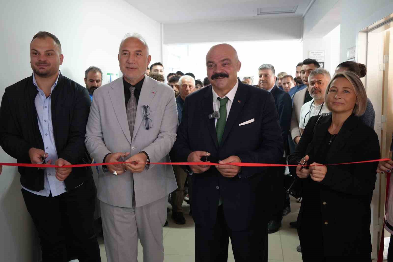 ONDOKUZ MAYIS ÜNİVERSİTESİ (OMÜ) YAŞAR DOĞU SPOR BİLİMLERİ FAKÜLTESİNDE TÜRK SPORUNA VE ÜNİVERSİTEYE KATKI SUNAN MİLLİ SPORCULARIN İSİMLERİNİN YAŞATILMASI AMACIYLA HAZIRLANAN "ONUR DUVARI" TÖRENLE AÇILDI.