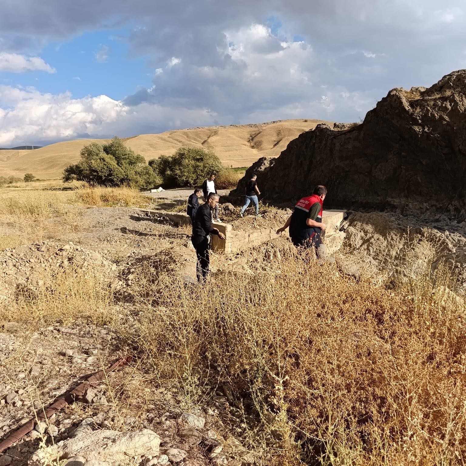 HAKKARİ'NİN YÜKSEKOVA İLÇESİNDE KURAKLIK NEDENİYLE SU SEVİYESİ DÜŞEN NEHİL SAZLIĞI’NDA ÇAMUR İÇERİSİNDE KIVRANAN BALIKLAR İÇİN TANKER TANKER SU TAŞINDI.