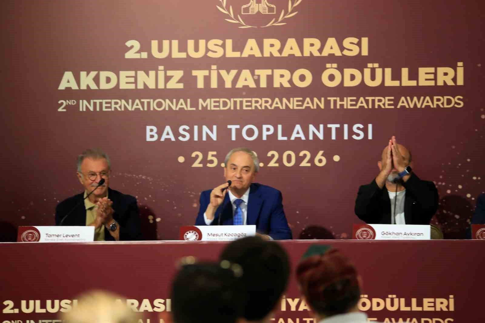 2. ULUSLARARASI TİYATRO ÖDÜLLERİ ÖNCESİ DÜZENLENEN TOPLANTIDA KONUŞAN KEPEZ BELEDİYE BAŞKANI MESUT KOCAGÖZ, KEPEZ’İ SANATIN ÜRETİLDİĞİ VE PAYLAŞILDIĞI GÜÇLÜ BİR KÜLTÜR MERKEZİ HALİNE GETİRMEK İSTEDİKLERİNİ SÖYLEYEREK, “AMACIMIZ TİYATROYU YARIŞTIRMAK DEĞİL, EMEĞİ GÖRÜNÜR KILMAKTIR” DEDİ.