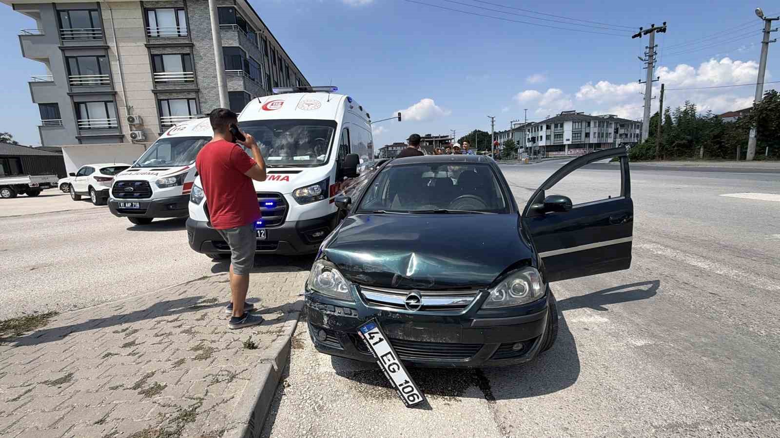 DÜZCE’DE KIRMIZI IŞIKTA ANİDEN ŞERİT DEĞİŞTİREN ARACA ARKASINDAN GELEN OTOMOBİL ÇARPTI. KAZADA 2 KİŞİ YARALANDI.