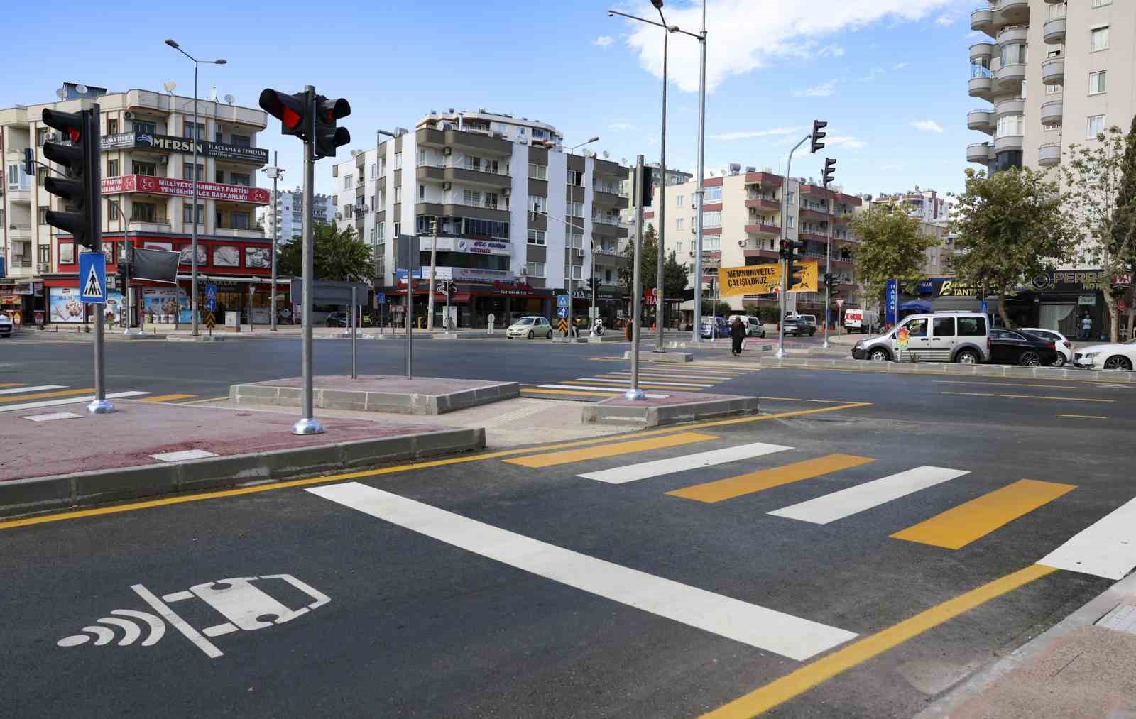 MERSİN BÜYÜKŞEHİR BELEDİYESİ TARAFINDAN YENİŞEHİR İLÇESİNDEKİ GÜLERYÜZ KAVŞAĞI’NDA GERÇEKLEŞTİRİLEN DÜZENLEMEYLE TRAFİK AKIŞININ İYİLEŞTİRİLMESİ VE ARAÇ GEÇİŞ KAPASİTESİNİN ARTIRILMASI HEDEFLENİRKEN, KAVŞAĞA YAPAY ZEKA DESTEKLİ HİBRİT ADAPTİF KAVŞAK YÖNETİM SİSTEMİ DE UYGULANDI.