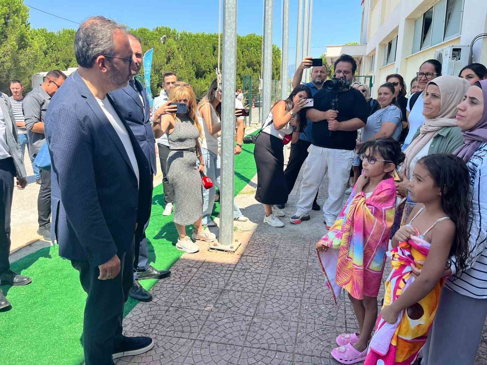 AK PARTİ İZMİR MİLLETVEKİLİ VE ESKİ GENÇLİK VE SPOR BAKANI MEHMET MUHARREM KASAPOĞLU, GAZİEMİR'DEKİ GENÇLİK VE SPOR MERKEZİNDE KURULAN PORTATİF HAVUZU ZİYARET EDEREK İNCELEMELERDE BULUNDU.