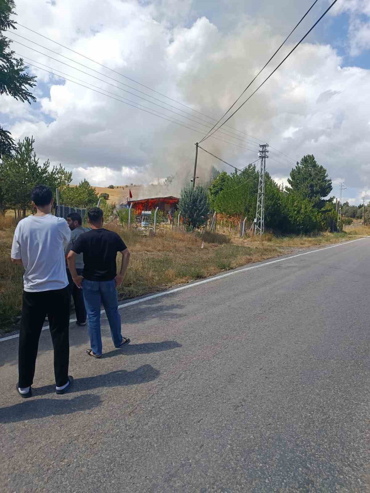 ALEVLERİN SARDIĞI EV TAMAMEN YANARAK KULLANILAMAZ HALE GELİRKEN OLAYLA İLGİLİ İNCELEME BAŞLATILDI.