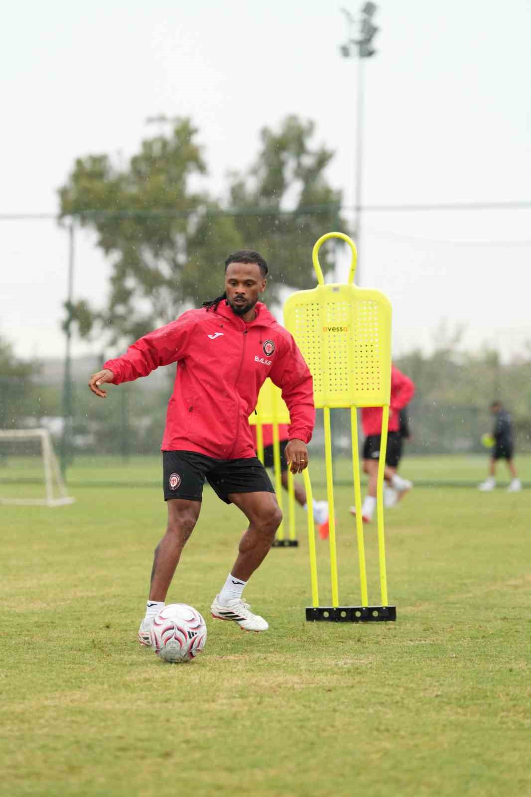TRENDYOL SÜPER LİG EKİPLERİNDEN ÇORUM FK, MİLLİ MAÇLAR NEDENİYLE LİGE VERİLEN ARADA ANTALYA’DA SÜRDÜRDÜĞÜ KAMP ÇALIŞMALARINI TAMAMLADI.