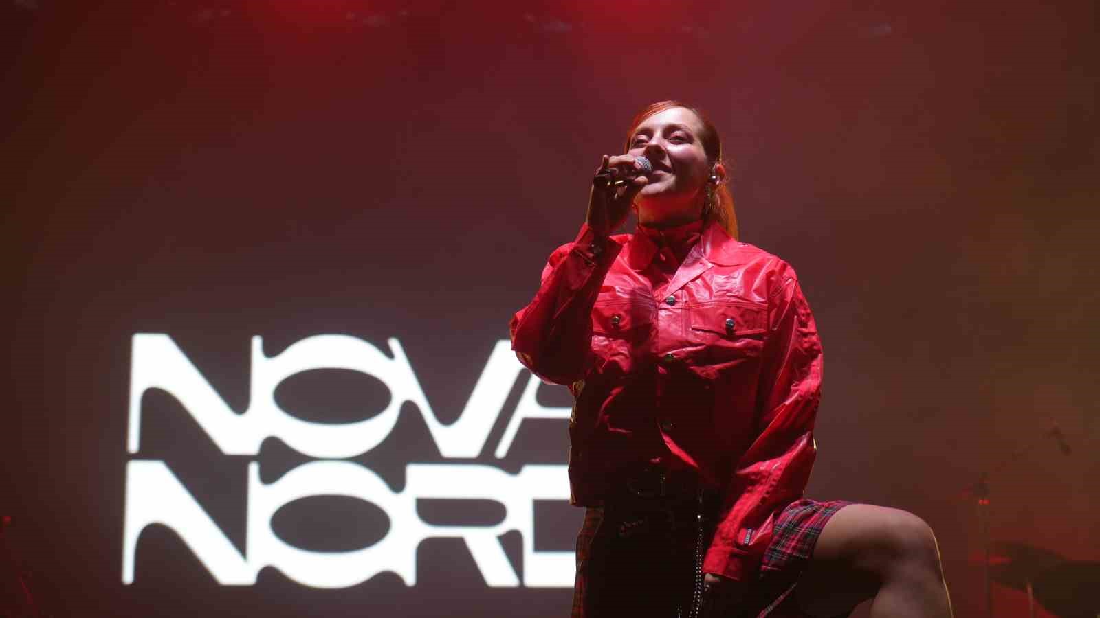 KATILIMCILAR, ATHENA ÖNCESİNDE SAHNEYE ÇIKAN NOVA NORDA VE DJ PERFORMANSLARIYLA DA EĞLENDİ.