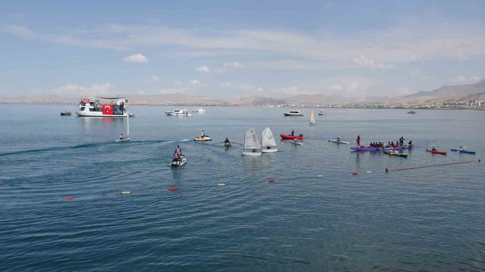 VAN’DA BU YIL İKİNCİSİ DÜZENLENEN GÖLFEST, GENÇLERİ KÜLTÜR, SANAT VE SPOR ETKİNLİKLERİNDE BULUŞTURURKEN, VAN GÖLÜ SAHİLİNDEKİ SU SPORLARI GÖSTERİLERİ FESTİVALE RENK KATTI.