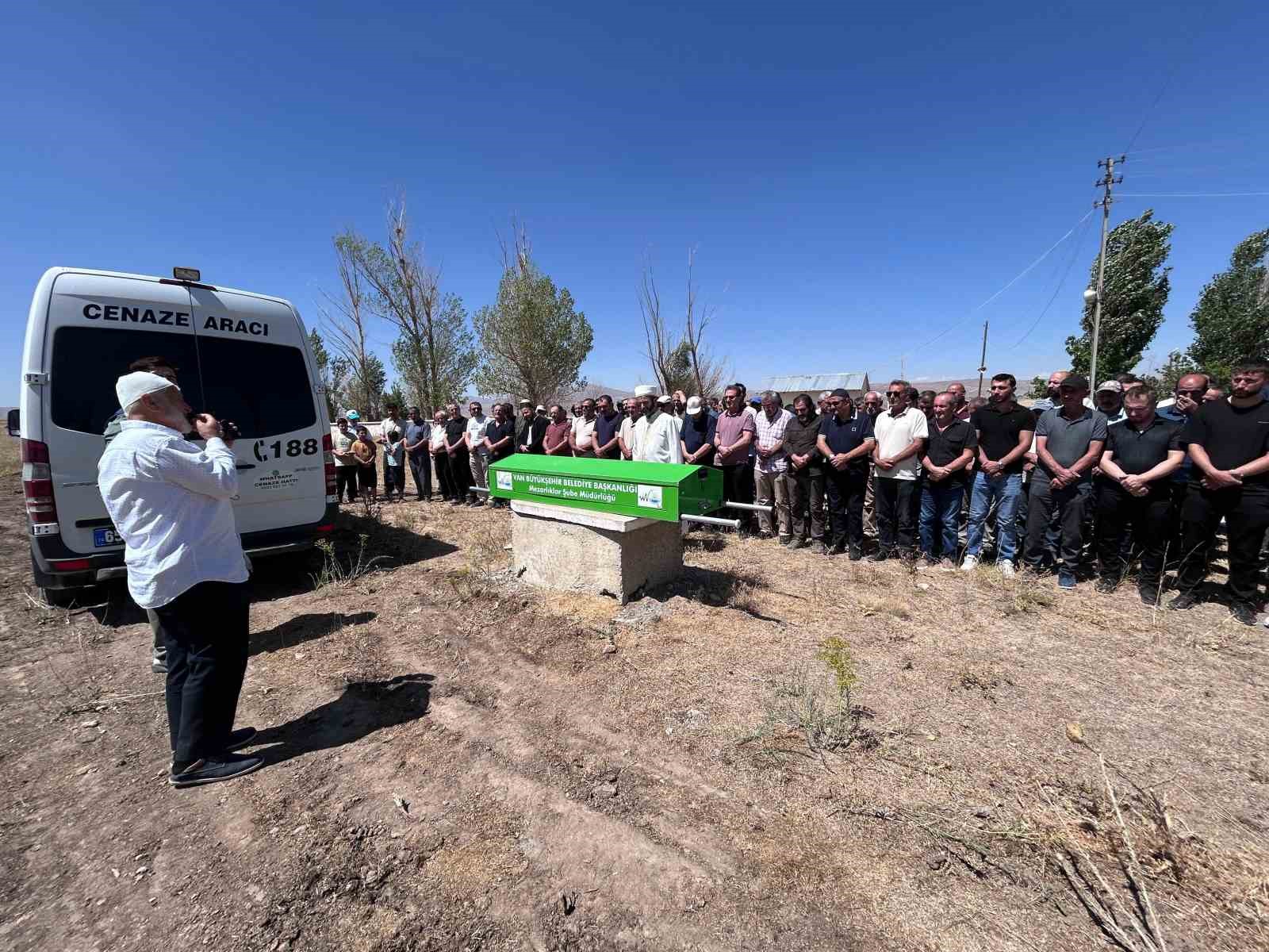 İHLAS HABER AJANSI (İHA) VAN BÖLGE MÜDÜRÜ ŞÜKRÜ AKYÜZ’ÜN KALP KRİZİ SONUCU HAYATINI KAYBEDEN OĞLU ÖMER FARUK AKYÜZ, GÖZYAŞLARI ARASINDA TOPRAĞA VERİLDİ.