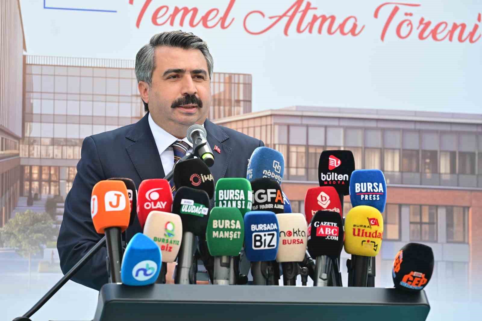 YILDIRIM BELEDİYESİ, KENTİN SOSYAL VE KÜLTÜREL YAŞAMINA DEĞER KATACAK ÖNEMLİ BİR PROJEYİ DAHA HAYATA GEÇİRİYOR. TEMELİ ATILAN DUAÇINARI KÜLTÜR VE YAŞAM MERKEZİ, MODERN YAPISI VE ÇOK YÖNLÜ KULLANIM ALANLARIYLA BURSALILARIN YENİ BULUŞMA NOKTASI OLACAK.