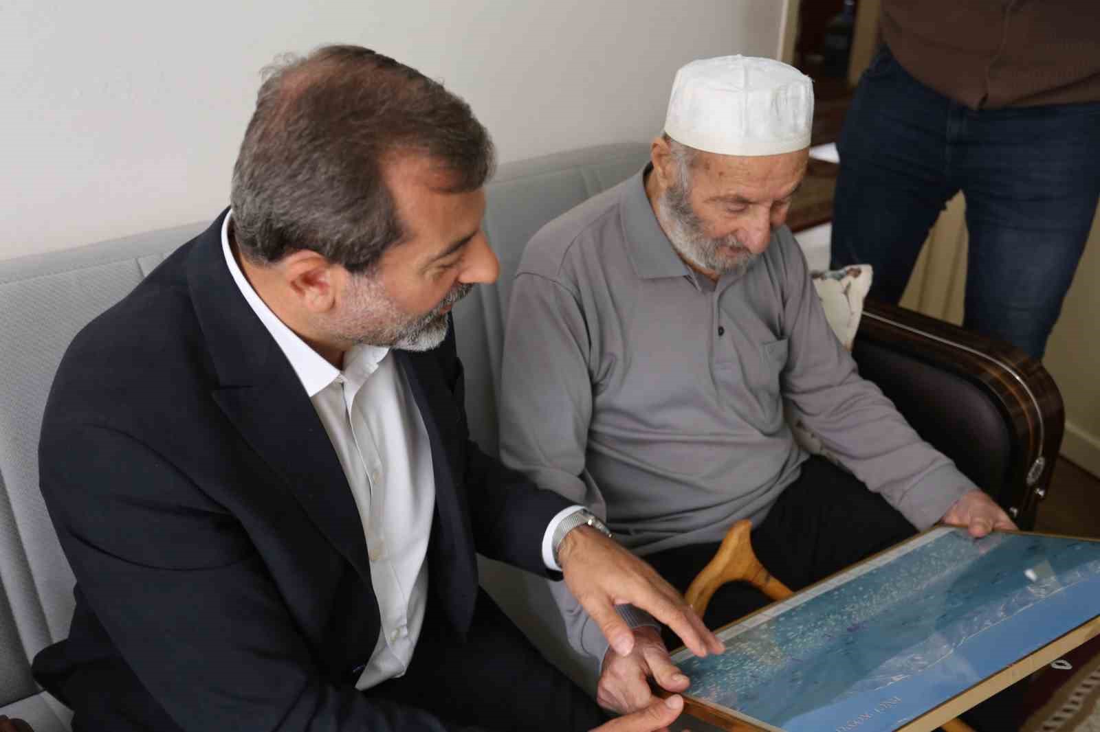 GÜRSU BELEDİYESİ,  AİLE VE SOSYAL HİZMETLER BAKANLIĞI TARAFINDAN DESTEKLENEN ‘YUVAMDA SAĞLIK VE HUZUR VAR’ PROJESİ KAPSAMINDA EKİM AYI ETKİNLİKLERİNE DUYGU YÜKLÜ BİR SAHA ÇALIŞMASI İLE BAŞLADI.  1 EKİM DÜNYA YAŞLILAR GÜNÜ NEDENİYLE, İLÇENİN EN YAŞLI BÜYÜKLERİNİ ZİYARET EDEN GÜRSU BELEDİYE BAŞKANI VE EKİBİ, YAŞLILARIN GÖNÜLLERİNDE TAHT KURDU.