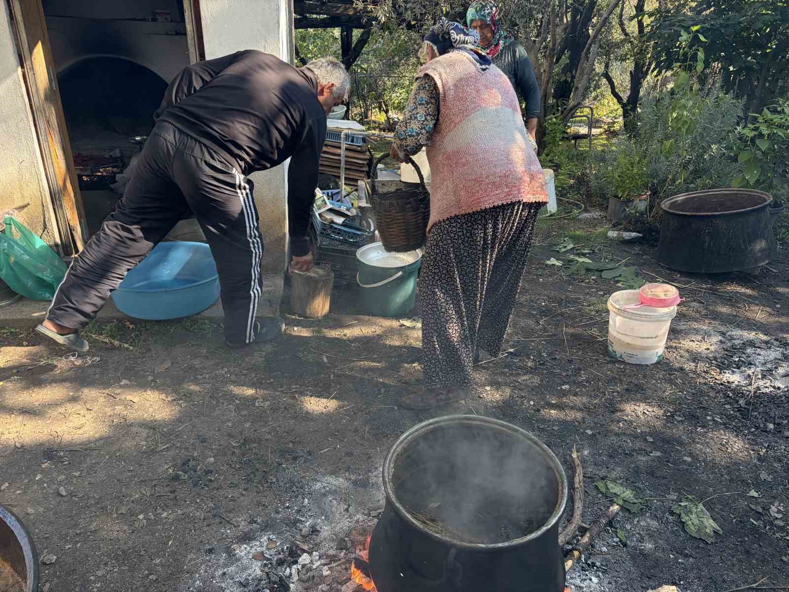 ANTALYA’NIN İBRADI İLÇESİNE BAĞLI ÜRÜNLÜ MAHALLESİ’NDE VATANDAŞLAR, ATALARINDAN MİRAS KALAN GELENEKSEL YÖNTEMLE YERLİ İNCİRLERİNİ KIŞA HAZIRLIYOR.