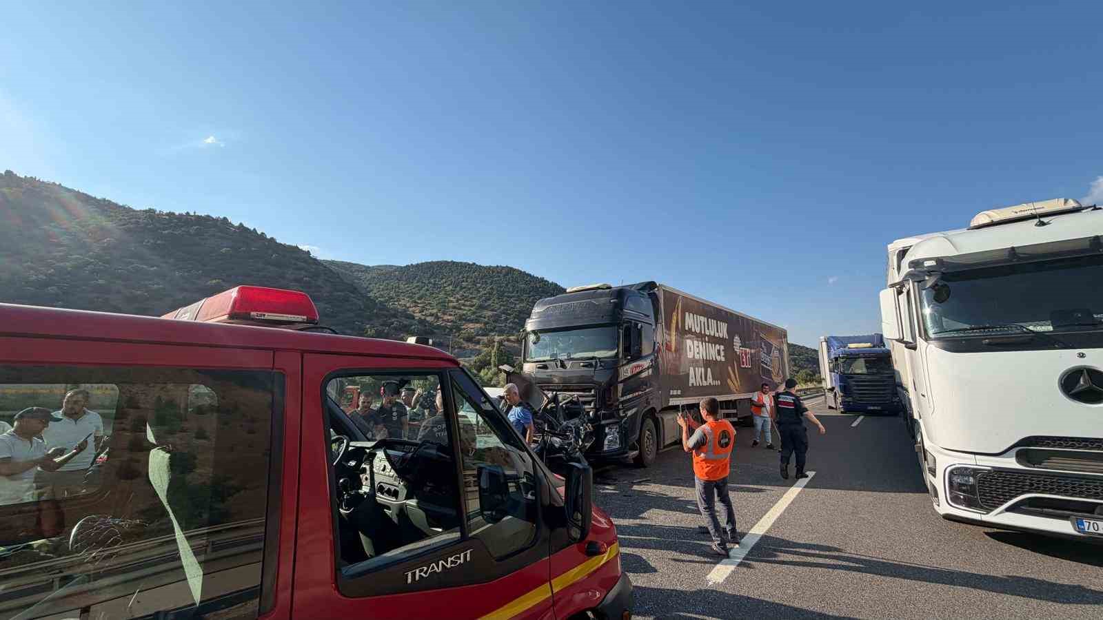 BİLECİK’TE İKİ ARACIN ÇARPIŞTIĞI KAZADA SÜRÜCÜ ARAÇTA SIKIŞTI