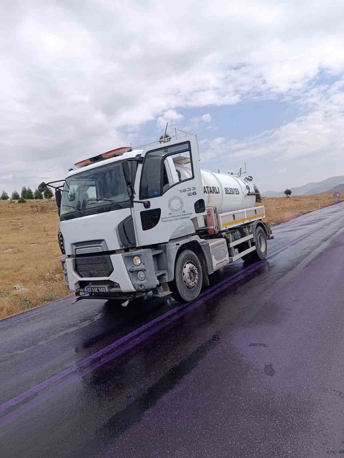 AFYONKARAHİSAR’IN DİNAR-ÇAY KARAYOLUNDA YOLA DÖKÜLEN KİMYASAL MADDE, YAĞMURUN DA ETKİSİYLE İLGİNÇ GÖRÜNTÜLERE SAHNE OLDU. MOR RENGE BOYANAN YOLU KULLANAN ARAÇLARIN RENKLERİ MOR RENGE BÜRÜNÜRKEN, DURUMU FARK EDEN SÜRÜCÜLER SOLUĞU OTO YIKAMACILARDA ALDI.