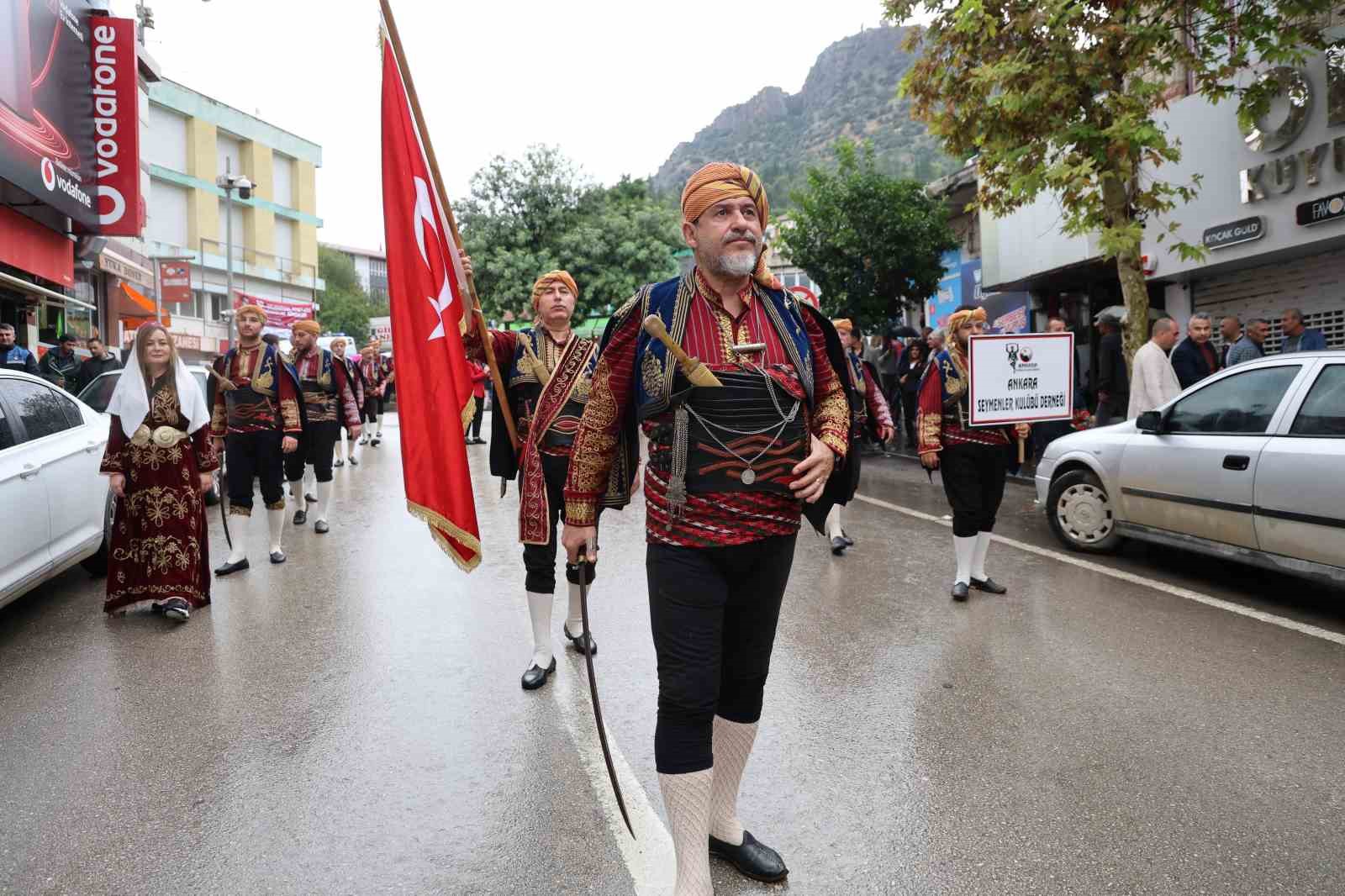 ADANA’NIN KOZAN İLÇESİNDE, DÜNYA VE OLİMPİYAT ŞAMPİYONU MİLLİ GÜREŞÇİ İSMET ATLI’NIN ADINI YAŞATMAK AMACIYLA BU YIL 10’UNCUSU DÜZENLENEN GELENEKSEL İSMET ATLI KARAKUCAK GÜREŞLERİ, YAĞMURA RAĞMEN GERÇEKLEŞTİRİLEN KORTEJ YÜRÜYÜŞÜYLE BAŞLADI.