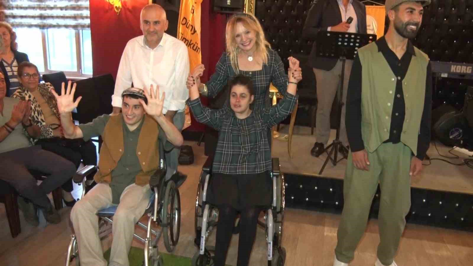 6 EKİM DÜNYA SEREBRAL PALSİ GÜNÜ ÇERÇEVESİNDE İSTANBUL BOSTANCI'DA BİR OTELDE DÜZENLENEN FARKINDALIK ETKİNLİĞİNDE, SEREBRAL PALSİLİ BİREYLER ÖZEL KIYAFETLERLE PODYUMA ÇIKTI.