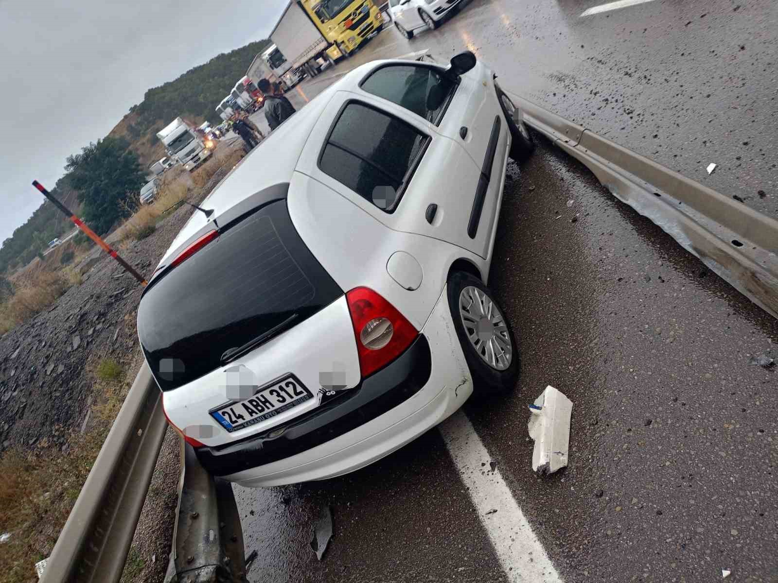 ERZURUM’UN AŞKALE İLÇESİNDE 1 TIR, 1 KAMYON VE 2 OTOMOBİLİN KARIŞTIĞI ZİNCİRLEME TRAFİK KAZASI MEYDANA GELDİ.