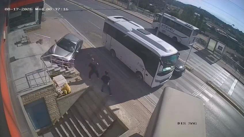 KOCAELİ'DE KONTROLDEN ÇIKAN OTOMOBİL, KORKULUKLARI PARÇALAYARAK MERDİVEN BOŞLUĞUNA UÇTU. O SIRADA MERDİVENLERDE BULUNAN 2 KİŞİ, OTOMOBİLİN ALTINDA KALMAKTAN SANİYELERLE KURTULDU. FACİADAN DÖNÜLEN ANLAR KAMERAYA YANSIDI.