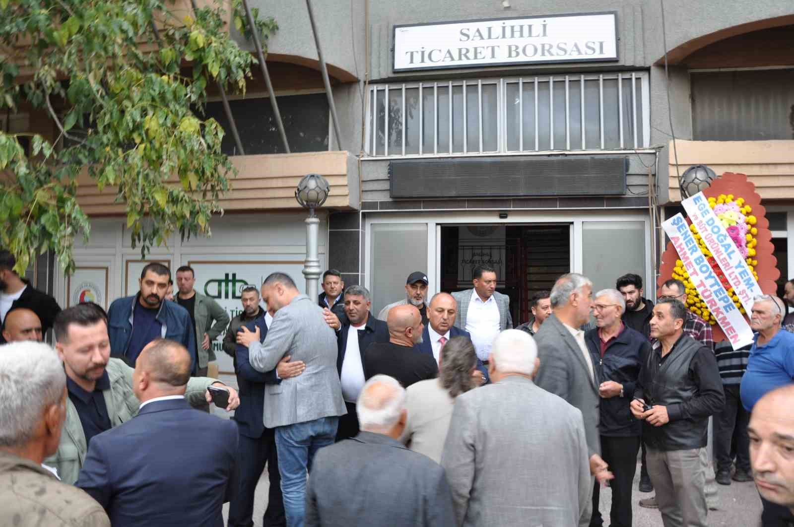 MANİSA’NIN SALİHLİ İLÇESİNDEKİ TİCARET BORSASI’NIN OLAĞAN GENEL KURULUNDA İKİ ADAYIN YARIŞTIĞI BAŞKANLIK SEÇİMİNİ MEVCUT BAŞKAN YETİŞ AKSOY KAZANDI. AKSOY, DÖRDÜNCÜ KEZ BAŞKANLIĞA SEÇİLEREK GÜVEN TAZELEDİ.