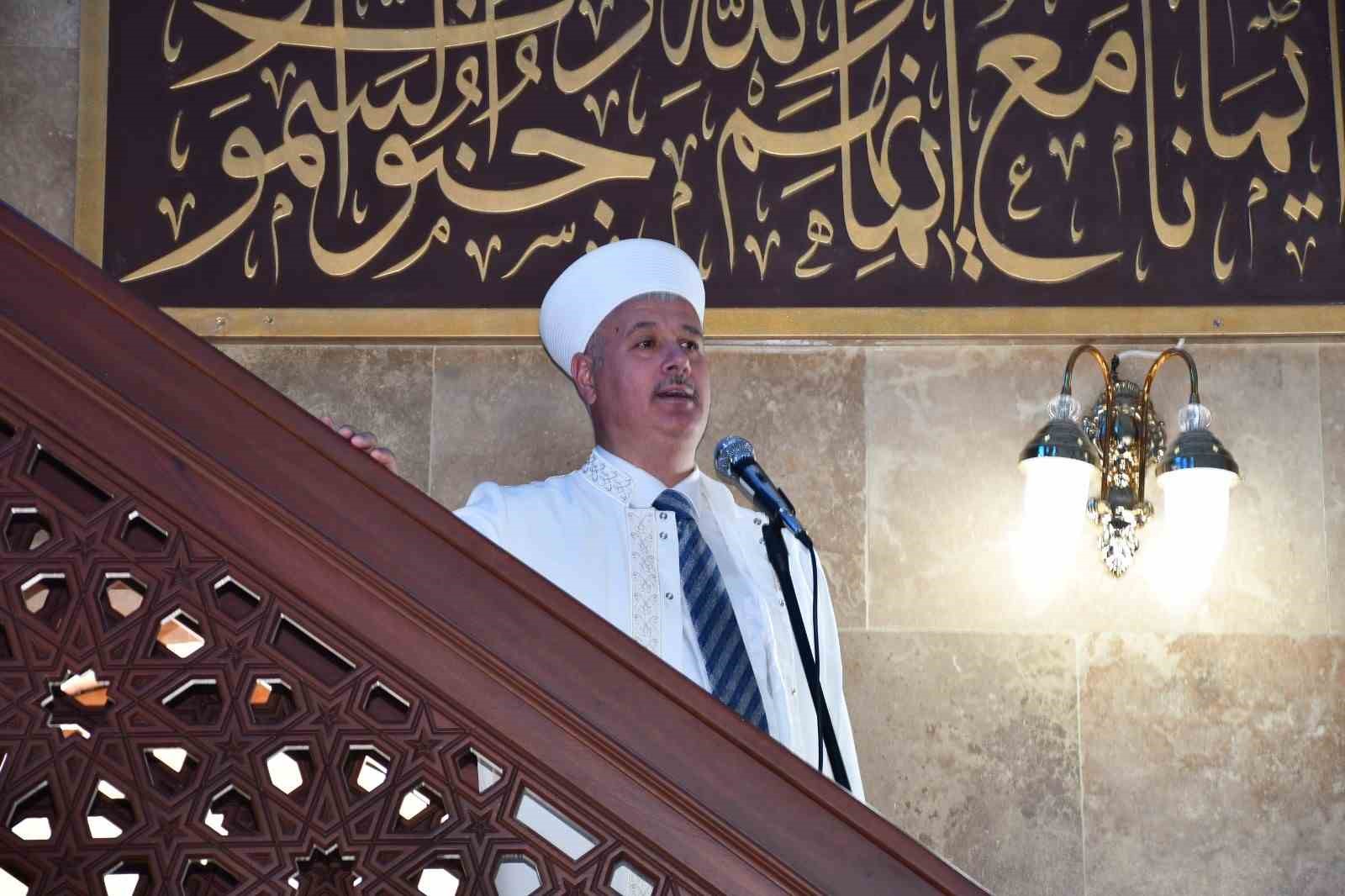 MANİSA’NIN GÖRDES İLÇESİNDE YAPIMINA 2013 YILINDA BAŞLANAN ŞEHİT MAKBULE HANIM KUR’AN KURSU VE UYGULAMA CAMİİ, GÖRKEMLİ BİR TÖRENLE İBADETE AÇILDI. PROJENİN GÜNCEL MALİYETİNİN YAKLAŞIK 100 MİLYON LİRA OLDUĞU AÇIKLANDI.