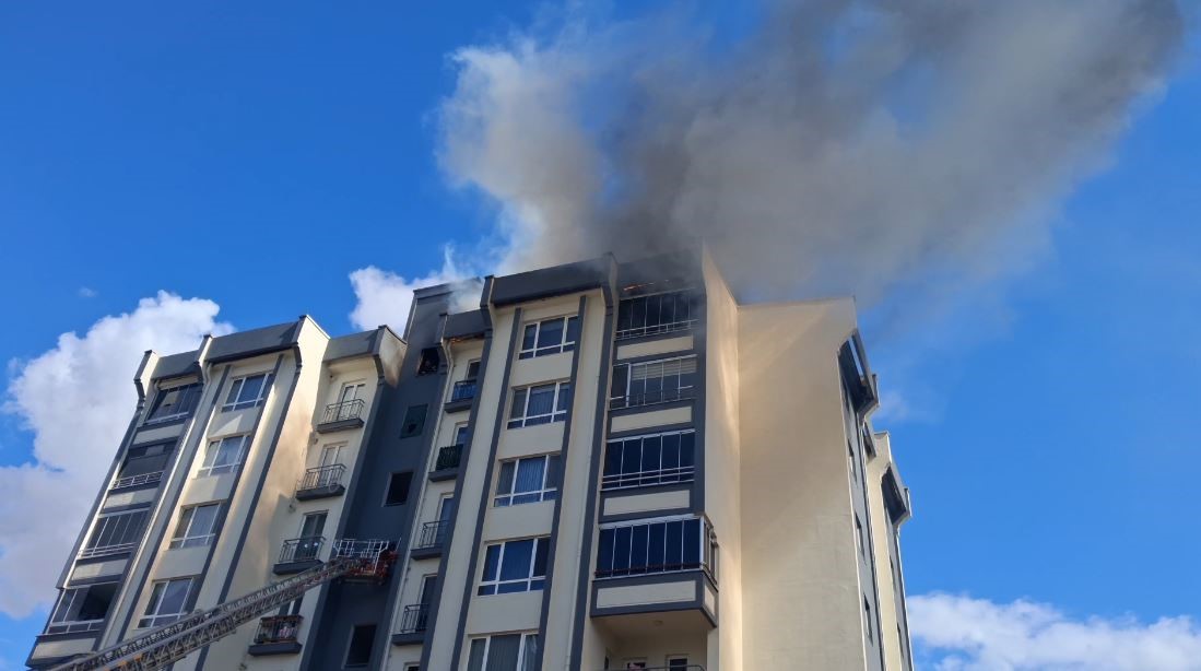 LÜLEBURGAZ İLÇESİNDE BİR BİNANIN ÇATISINDA ÇIKAN YANGINDA ALEVLER METRELERCE YÜKSELDİ.