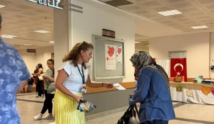 NAZİLLİ DEVLET HASTANESİ’NDE AŞIRI SICAKLARIN SAĞLIK ÜZERİNDEKİ OLUMSUZ ETKİLERİNE DİKKAT ÇEKMEK VE VATANDAŞLARI SICAK HAVALARA KARŞI ALINMASI GEREKEN ÖNLEMLER KONUSUNDA BİLİNÇLENDİRMEK AMACIYLA BİLGİLENDİRME STANDI AÇILDI.