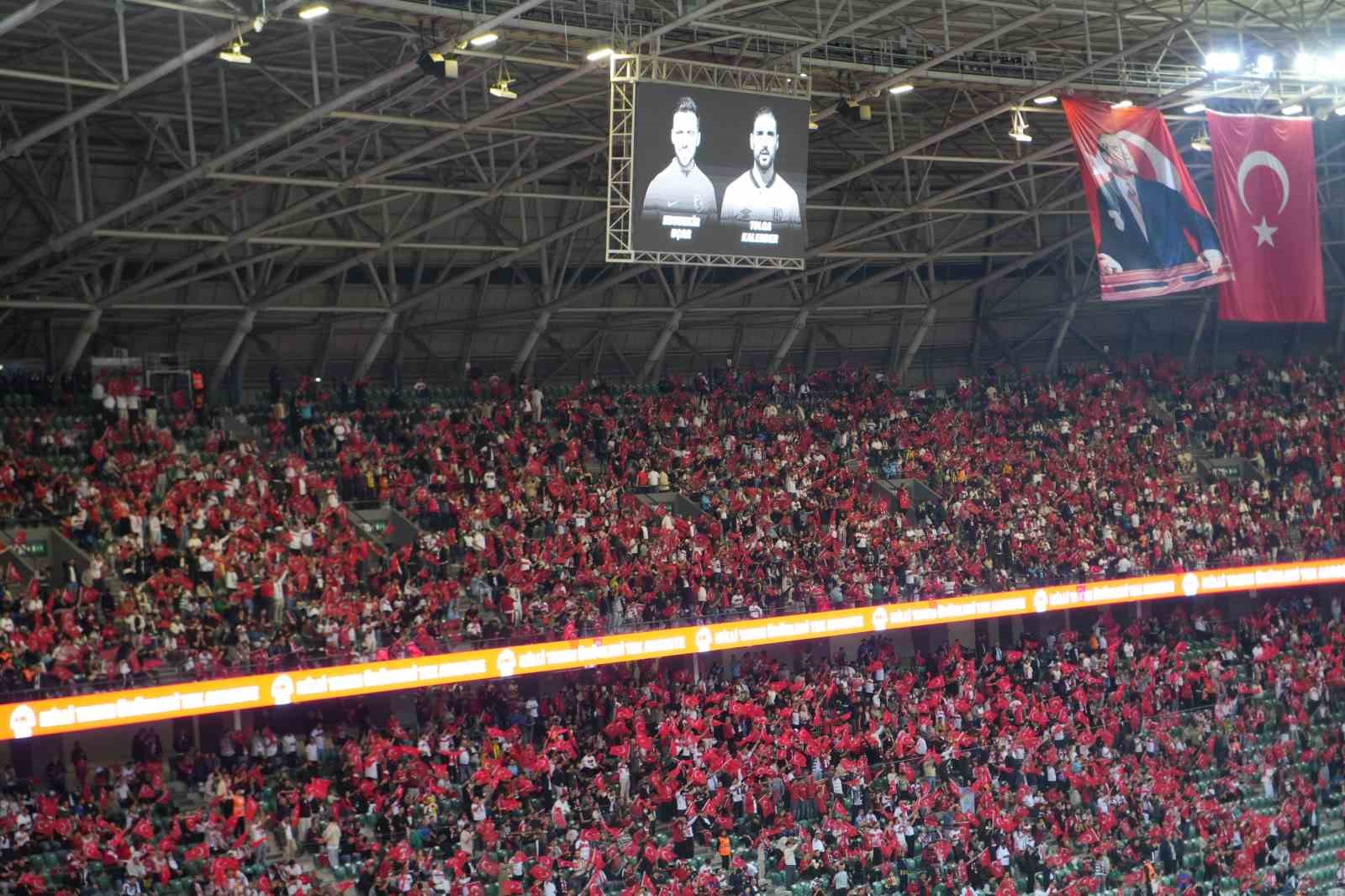 KOCAELİ’DE FRANSA İLE TÜRKİYE A MİLLİ FUTBOL TAKIMLARI ARASINDA OYNANACAK MAÇ ÖNCESİNDE HAYATINI KAYBEDEN EBUBEKİR UÇAR VE TOLGA KALENDER UNUTULMADI. MAÇ ÖNCESİNDE İKİ İSMİN FOTOĞRAFLARI KOCAELİ STADYUMU’NDAKİ SKORBOARDA YANSITILDI.