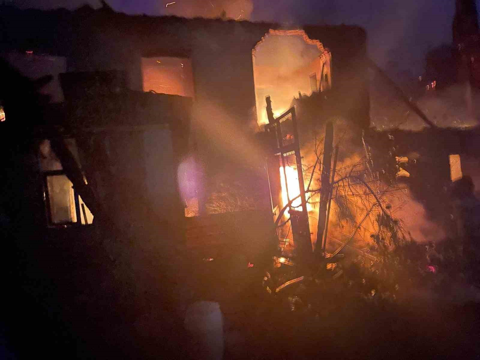 BURDUR’UN YEŞİLOVA İLÇESİNE BAĞLI AKÇAKÖY’DE ÇIKAN YANGINDA 3 EV VE 1 AHIR HASAR GÖRÜRKEN, OLAYDA CAN KAYBI YAŞANMADI.