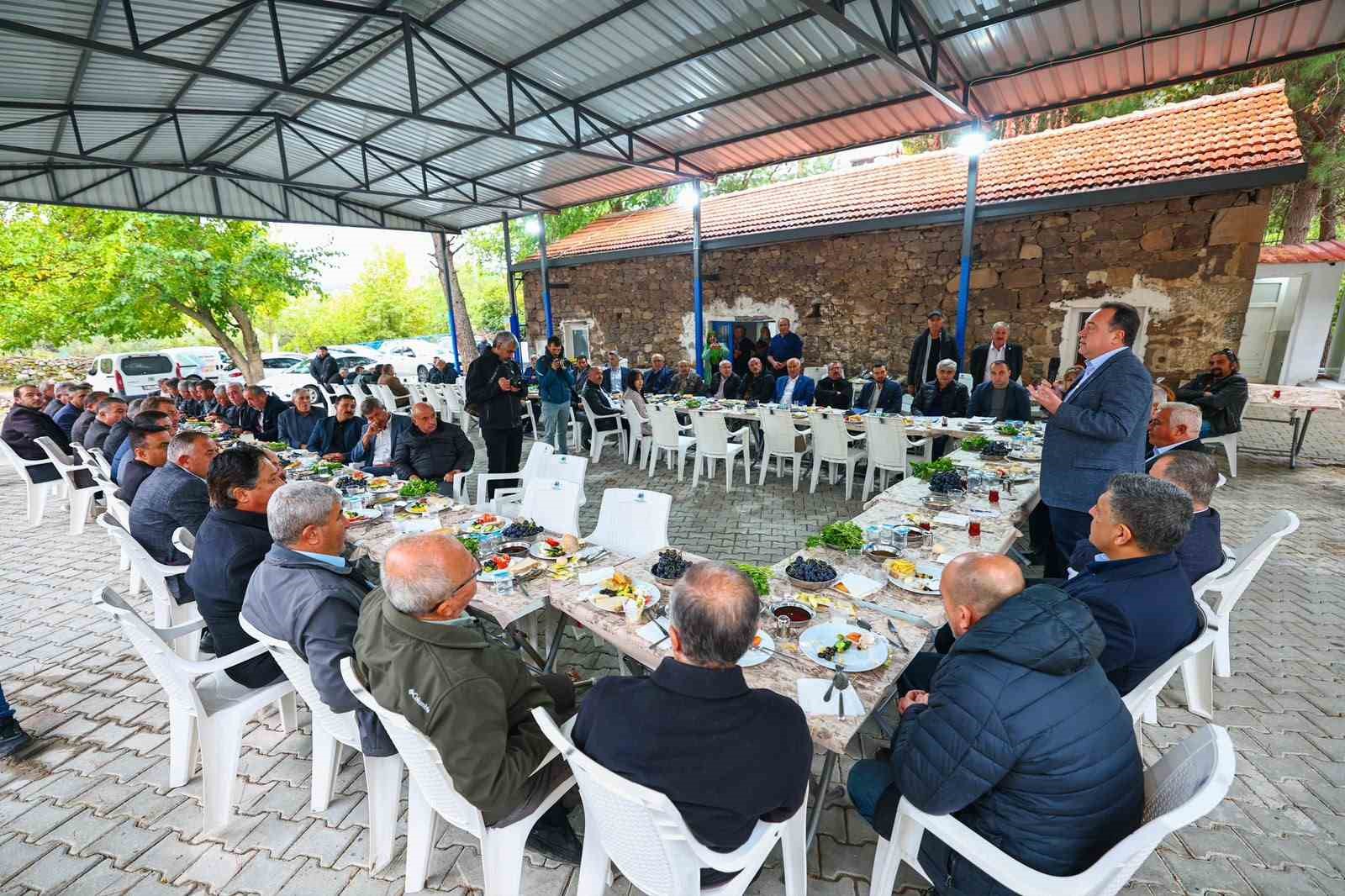 BÖLGENİN İHTİYAÇLARINI DİNLEYEN DUTLULU, ÖNÜMÜZDEKİ SEZONDAN İTİBAREN YOL ÇALIŞMALARININ GENİŞLETİLMESİNİN HEDEFLENDİĞİNİ, YUNTDAĞI’NDA 4 YENİ DÜĞÜN SALONU YAPILMASININ PLANLANDIĞINI BELİRTEREK KIRSAL KALKINMANIN ÖNEMİNE DİKKAT ÇEKTİ.
