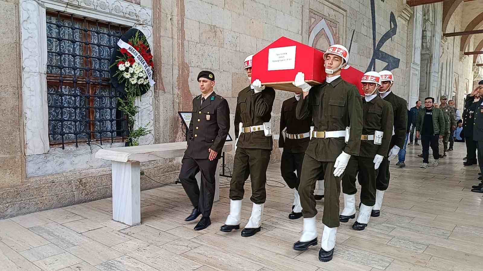 EDİRNE'DE 86 YAŞINDAKİ KIBRIS GAZİSİ AZİZ ÖZBEK, ESKİ CAMİ’DE ÖĞLE NAMAZININ ARDINDAN DÜZENLENEN ASKERİ TÖRENLE SON YOLCULUĞUNA UĞURLANDI.