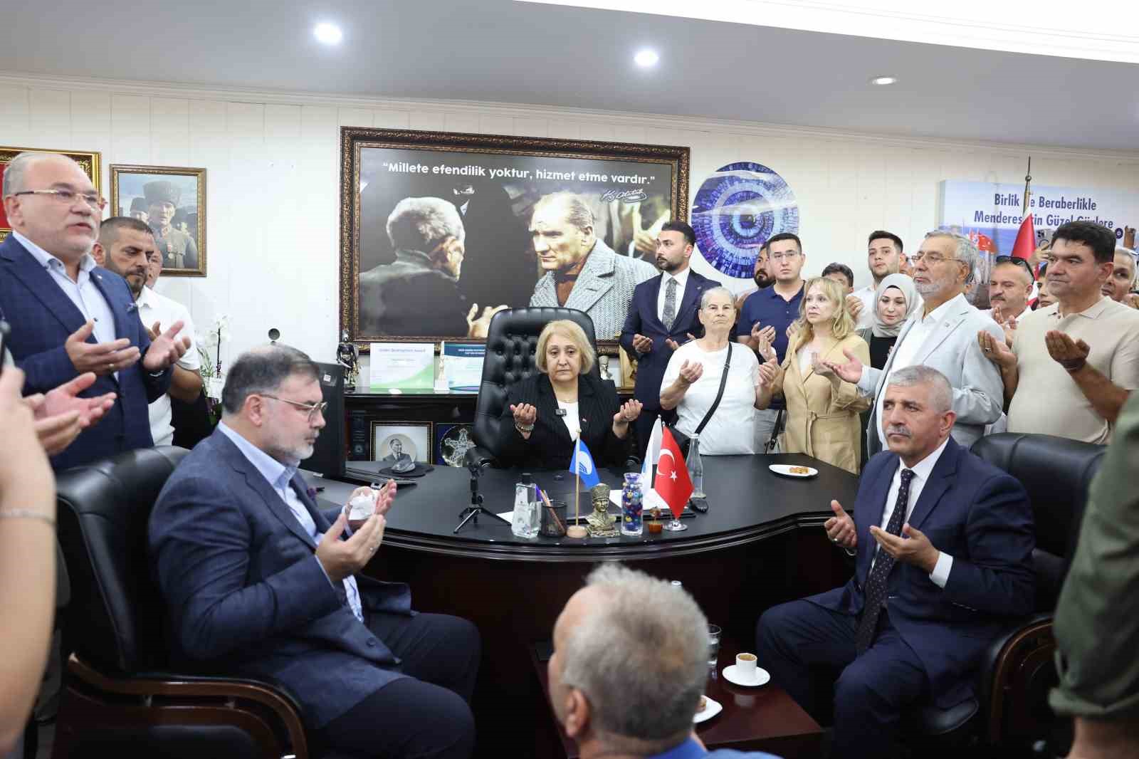 MENDERES BELEDİYE BAŞKAN VEKİLLİĞİ DEVİR TESLİM TÖRENİ GERÇEKLEŞTİRİLDİ. BAŞKAN VEKİLİ OLARAK SEÇİLEN AK PARTİLİ ASUMAN ŞEN, GÖREVİ DEVRALDI.