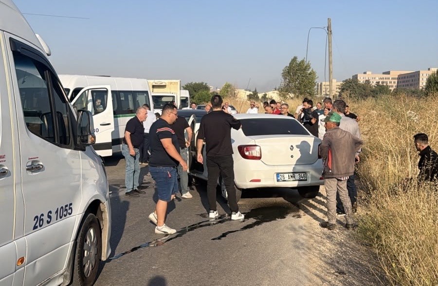 ESKİŞEHİR'İN ODUNPAZARI İLÇESİNDE İKİ OTOMOBİLİN KAFA KAFAYA ÇARPIŞMASI SONUCU MEYDANA GELEN KAZADA ARAÇLAR KULLANILAMAZ HALE GELİRKEN, BÖLGEDE TRAFİK DURMA NOKTASINA GELDİ.